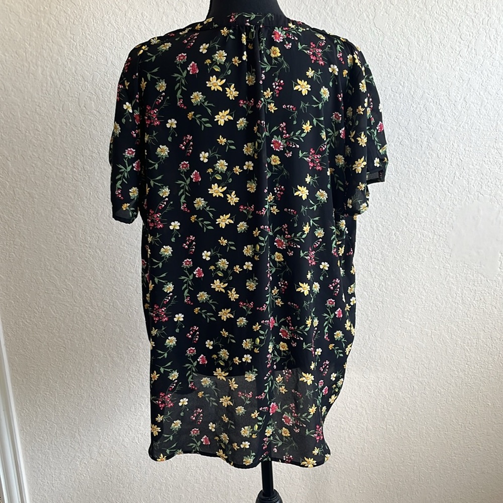 Black flowered blouse. - Picture 2 of 3